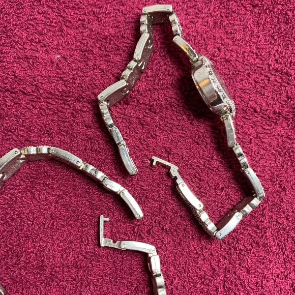 AVON Vintage 7" Antiqued Silvertone Bracelet & Watch Set. (447) - Picture 5 of 10